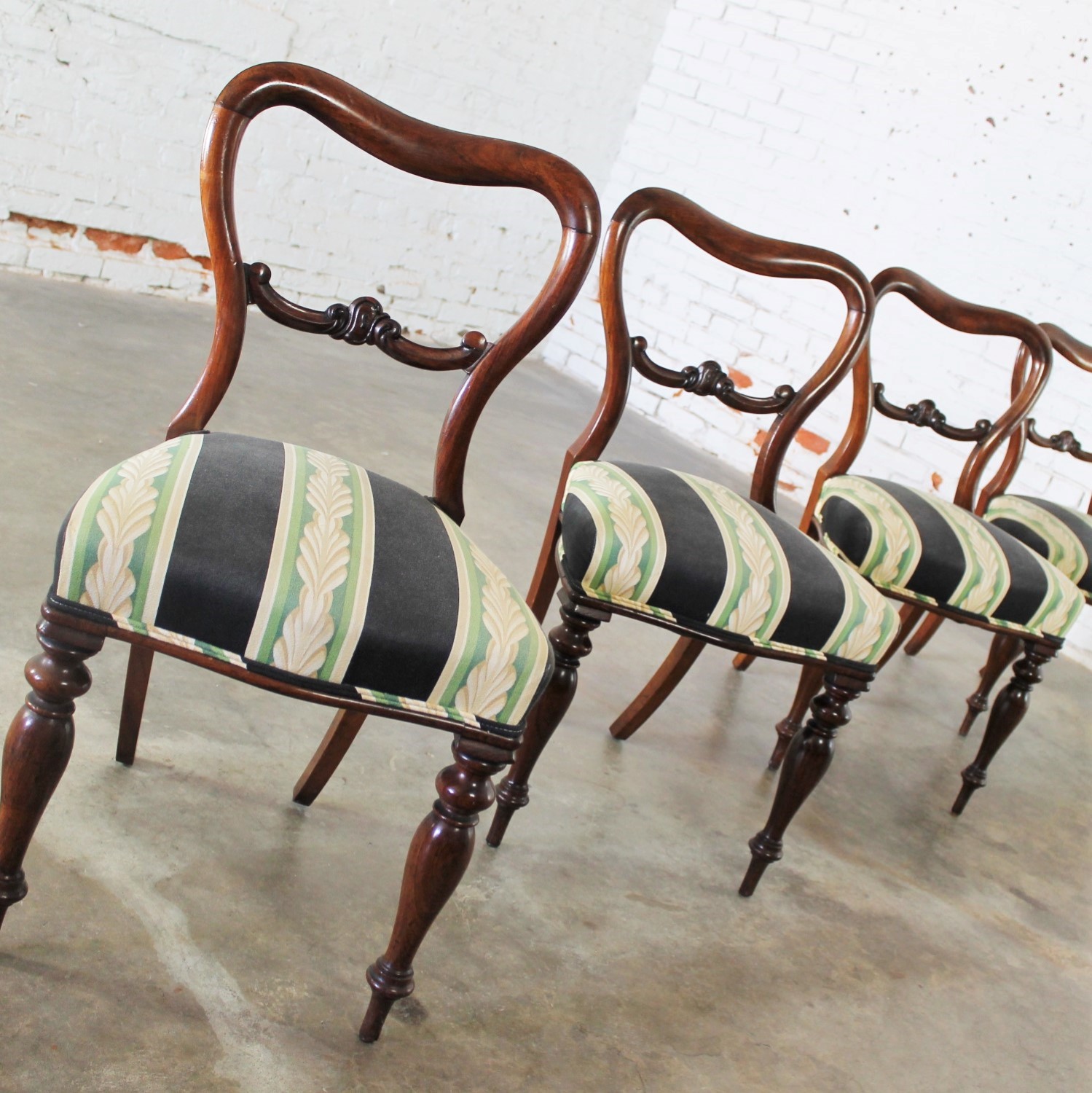 Set Of 4 Antique Victorian Rosewood Dining Chairs In The Manner Of Set of 4 Antique Victorian Dining Chairs in the manner of Gillows - Set Of 4 Antique Victorian Rosewood Dining Chairs In The Manner Of