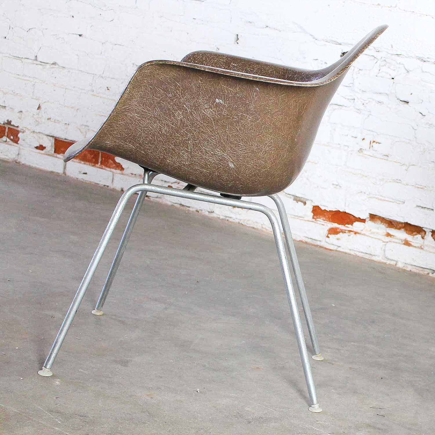 herman miller eames molded fiberglass dax arm shell chairs with h