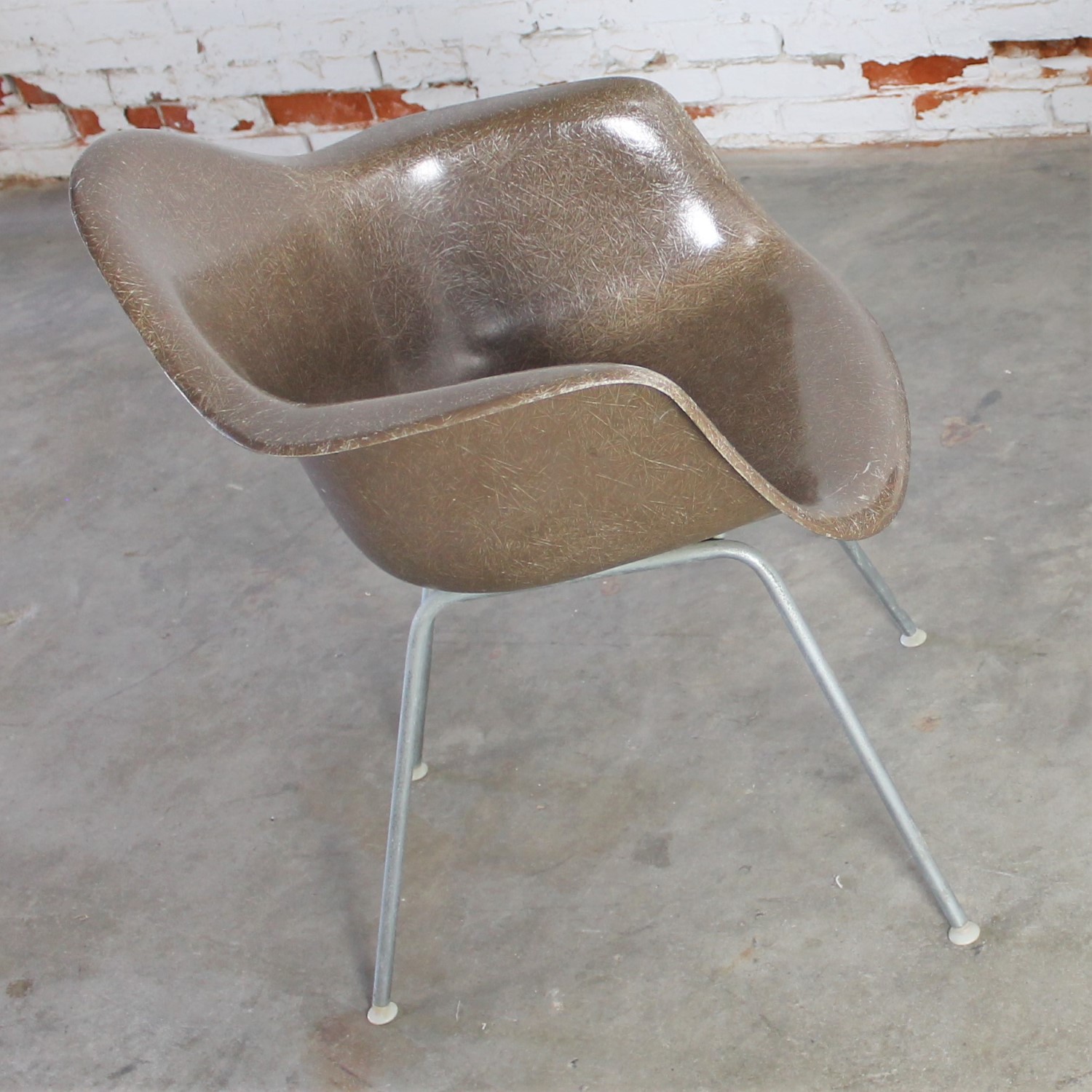 herman miller eames molded fiberglass dax arm shell chairs with h