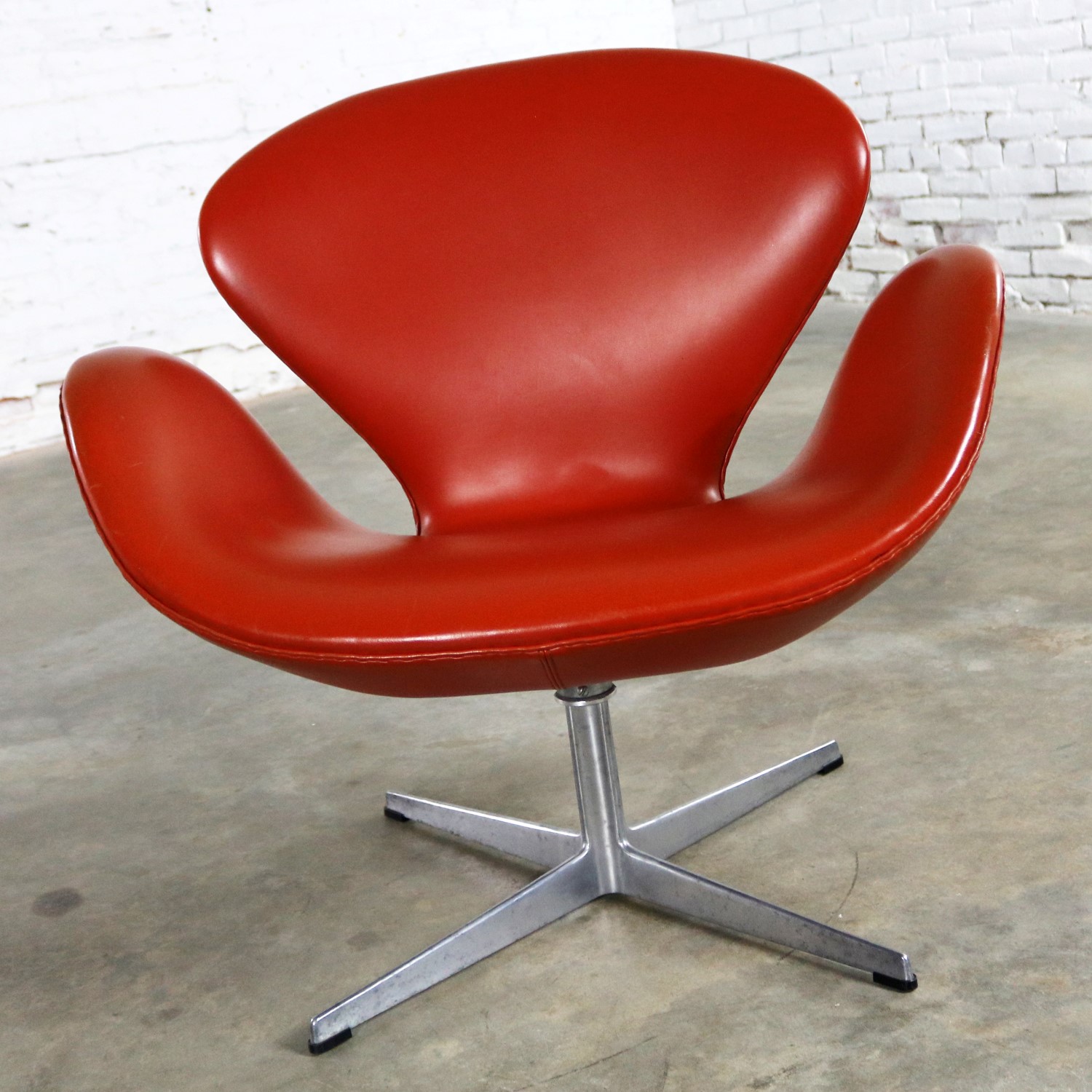 vintage mid century modern swan chair by arne jacobsen for fritz