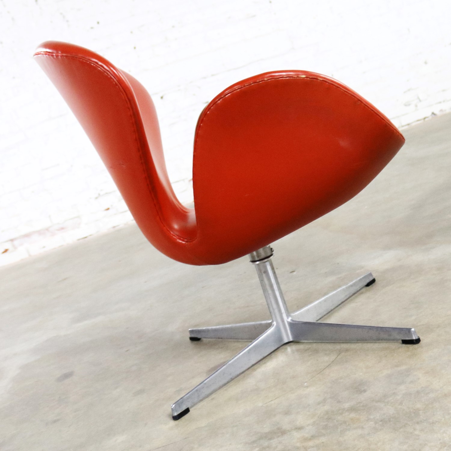 vintage mid century modern swan chair by arne jacobsen for fritz